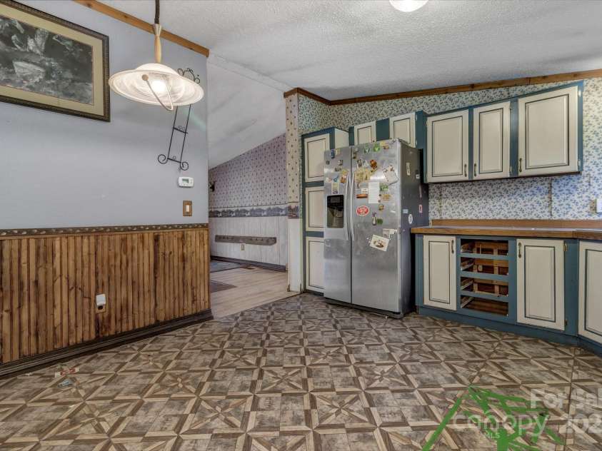 79 Gloria Orchard Lane, Hendersonville, NC 28792.  MLS# CAR4285410, YatesRealty ID 34014. 