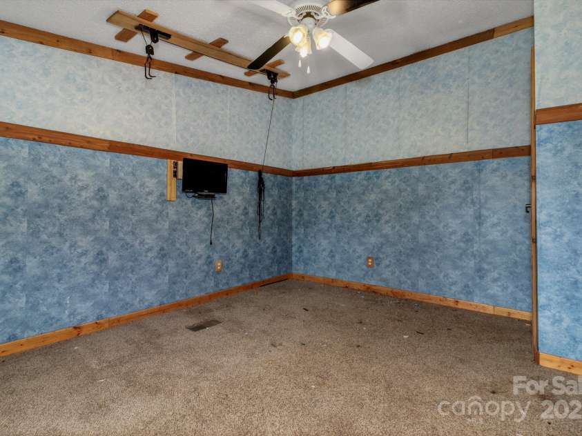 79 Gloria Orchard Lane, Hendersonville, NC 28792.  MLS# CAR4285410, YatesRealty ID 34014. 