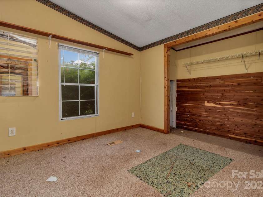 79 Gloria Orchard Lane, Hendersonville, NC 28792.  MLS# CAR4285410, YatesRealty ID 34014. 