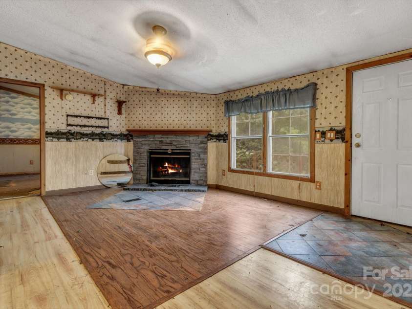 79 Gloria Orchard Lane, Hendersonville, NC 28792.  MLS# CAR4285410, YatesRealty ID 34014. Large living room w fireplace