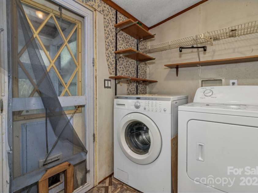 79 Gloria Orchard Lane, Hendersonville, NC 28792.  MLS# CAR4285410, YatesRealty ID 34014. Laundry
