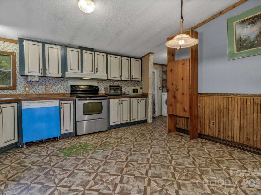 79 Gloria Orchard Lane, Hendersonville, NC 28792.  MLS# CAR4285410, YatesRealty ID 34014. Plenty of cabinets