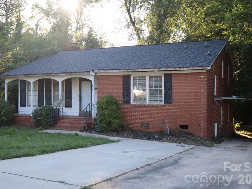 5427 Kildare Drive, Charlotte, NC 28215.  MLS# CAR4390669, YatesRealty ID 34015. 