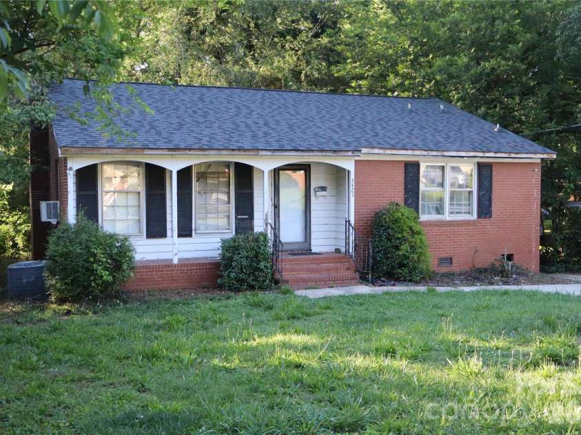 5427 Kildare Drive, Charlotte, NC 28215.  MLS# CAR4390669, YatesRealty ID 34015. 