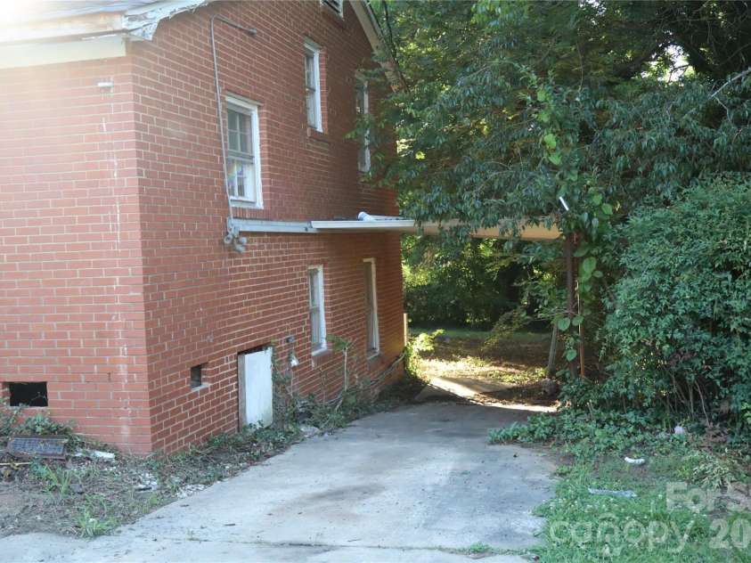 5427 Kildare Drive, Charlotte, NC 28215.  MLS# CAR4390669, YatesRealty ID 34015. 