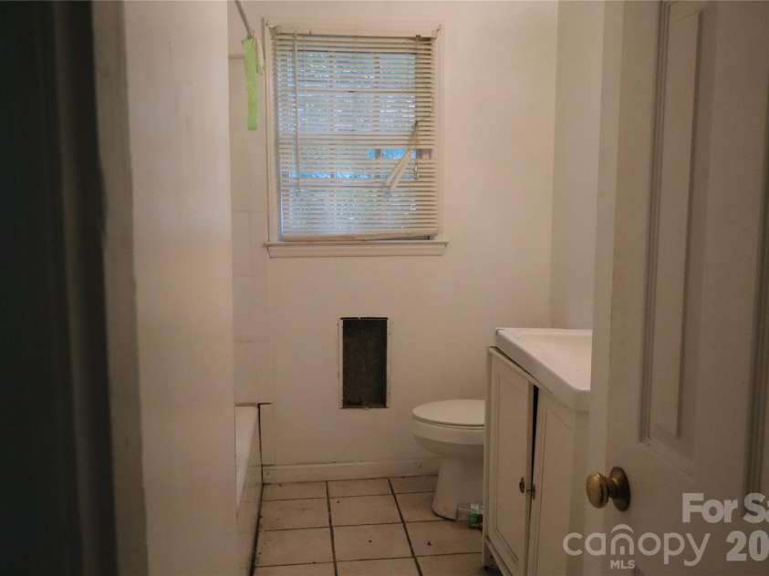 5427 Kildare Drive, Charlotte, NC 28215.  MLS# CAR4390669, YatesRealty ID 34015. 