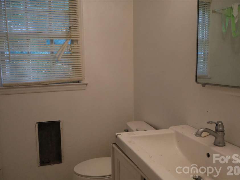 5427 Kildare Drive, Charlotte, NC 28215.  MLS# CAR4390669, YatesRealty ID 34015. 