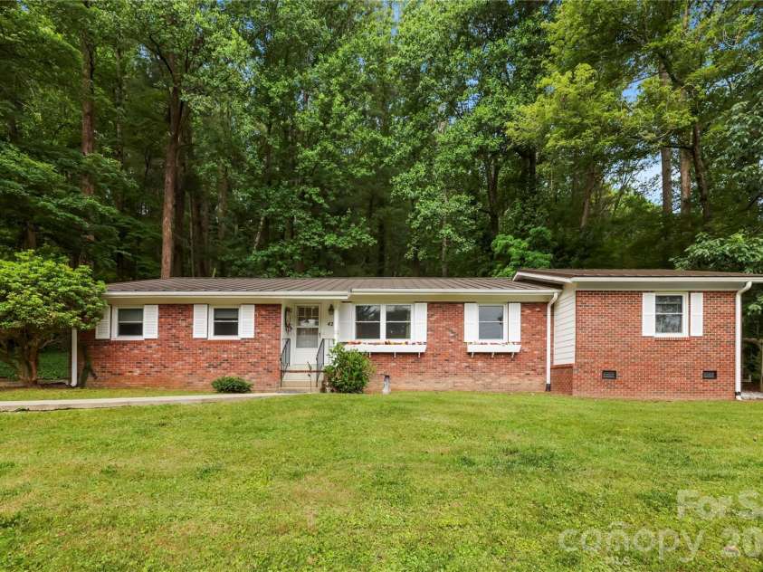 421 Comet Drive, Hendersonville, NC 28791.  MLS# CAR4390934, YatesRealty ID 34016. 