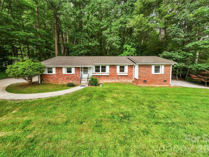 421 Comet Drive, Hendersonville, NC 28791.  MLS# CAR4390934, YatesRealty ID 34016. 