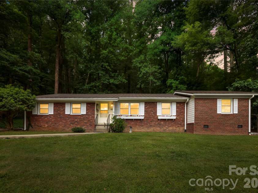421 Comet Drive, Hendersonville, NC 28791.  MLS# CAR4390934, YatesRealty ID 34016. 
