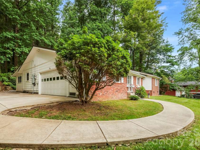 421 Comet Drive, Hendersonville, NC 28791.  MLS# CAR4390934, YatesRealty ID 34016. 
