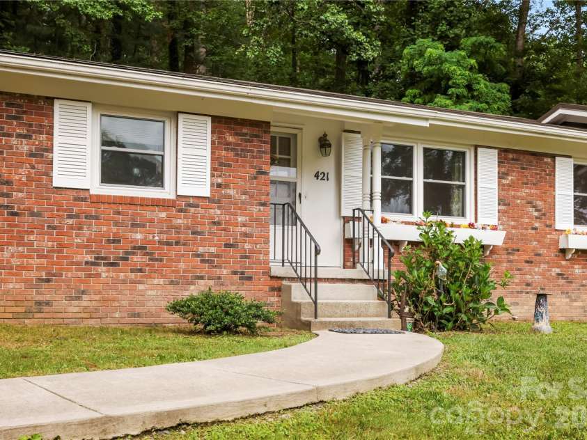 421 Comet Drive, Hendersonville, NC 28791.  MLS# CAR4390934, YatesRealty ID 34016. 