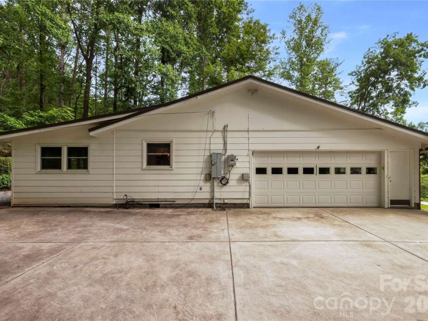 421 Comet Drive, Hendersonville, NC 28791.  MLS# CAR4390934, YatesRealty ID 34016. 