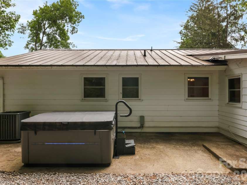 421 Comet Drive, Hendersonville, NC 28791.  MLS# CAR4390934, YatesRealty ID 34016. 