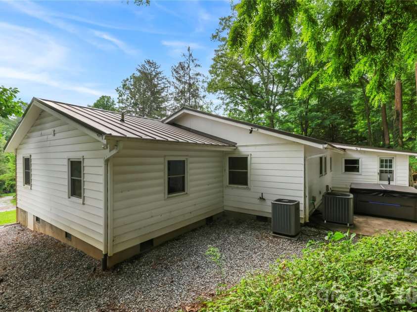 421 Comet Drive, Hendersonville, NC 28791.  MLS# CAR4390934, YatesRealty ID 34016. 