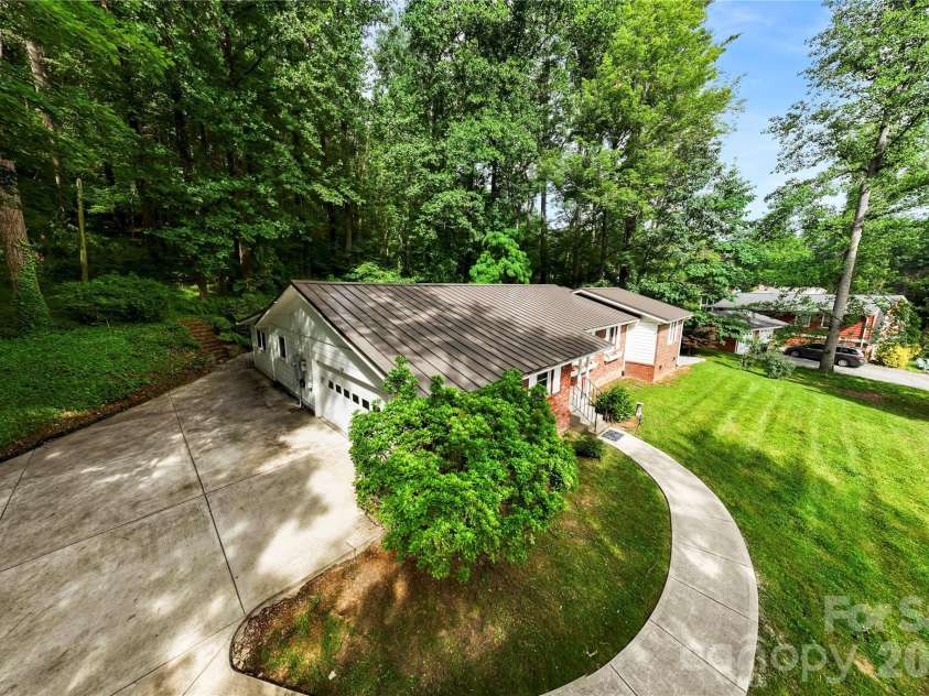 421 Comet Drive, Hendersonville, NC 28791.  MLS# CAR4390934, YatesRealty ID 34016. 