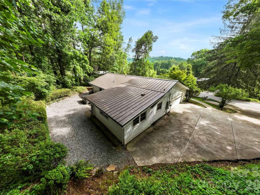 421 Comet Drive, Hendersonville, NC 28791.  MLS# CAR4390934, YatesRealty ID 34016. 
