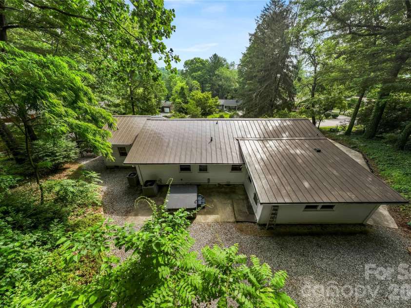421 Comet Drive, Hendersonville, NC 28791.  MLS# CAR4390934, YatesRealty ID 34016. 