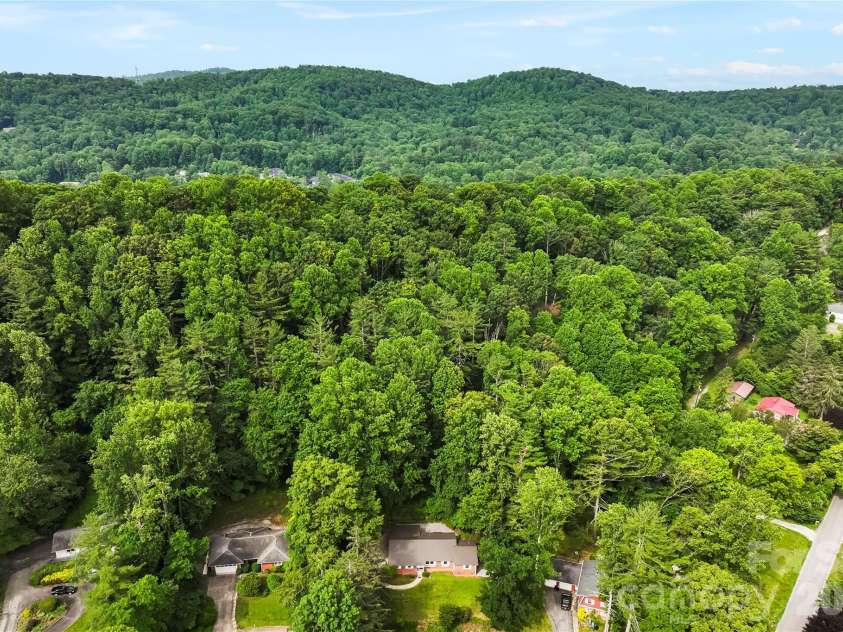 421 Comet Drive, Hendersonville, NC 28791.  MLS# CAR4390934, YatesRealty ID 34016. 