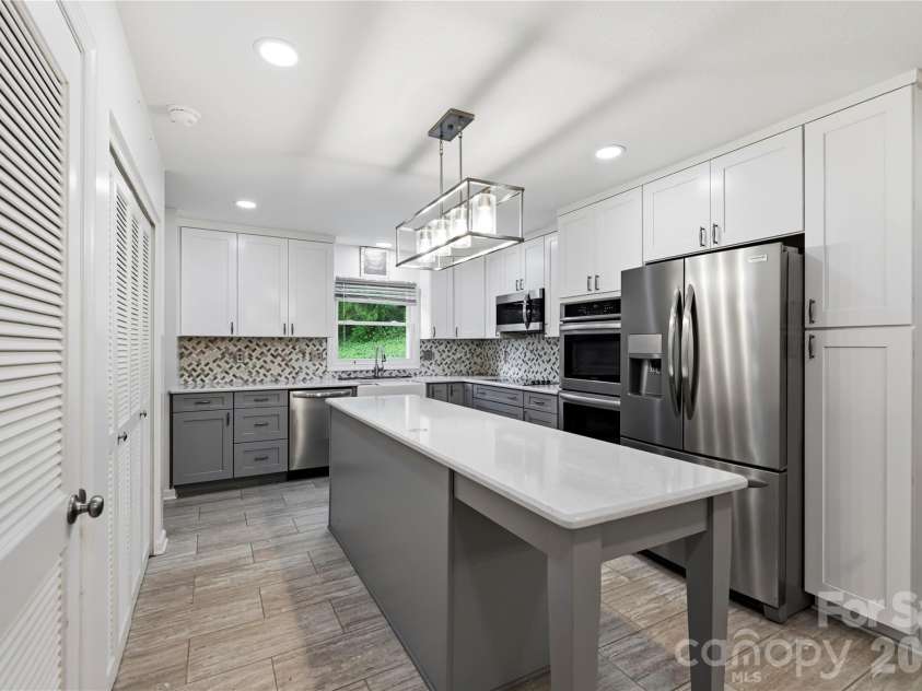 421 Comet Drive, Hendersonville, NC 28791.  MLS# CAR4390934, YatesRealty ID 34016. 