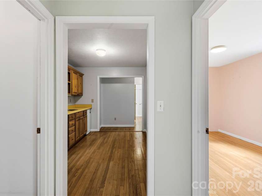 421 Comet Drive, Hendersonville, NC 28791.  MLS# CAR4390934, YatesRealty ID 34016. 