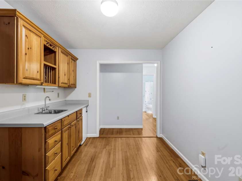 421 Comet Drive, Hendersonville, NC 28791.  MLS# CAR4390934, YatesRealty ID 34016. 