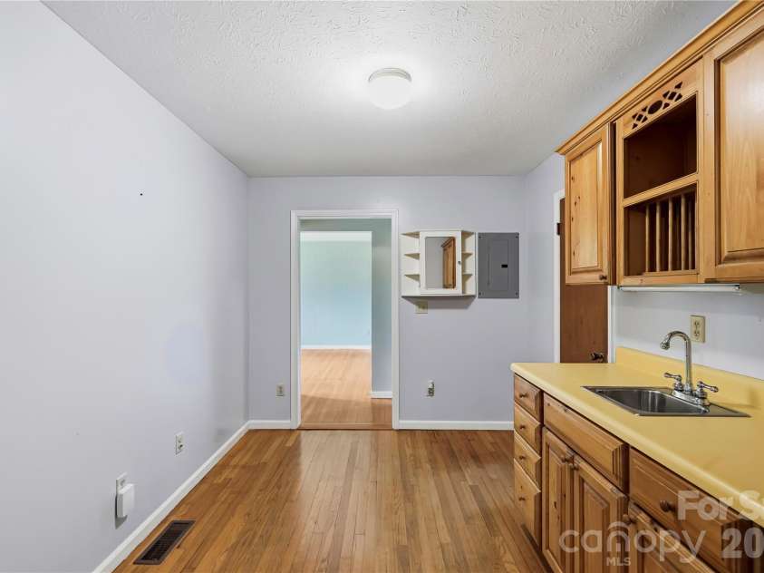 421 Comet Drive, Hendersonville, NC 28791.  MLS# CAR4390934, YatesRealty ID 34016. 