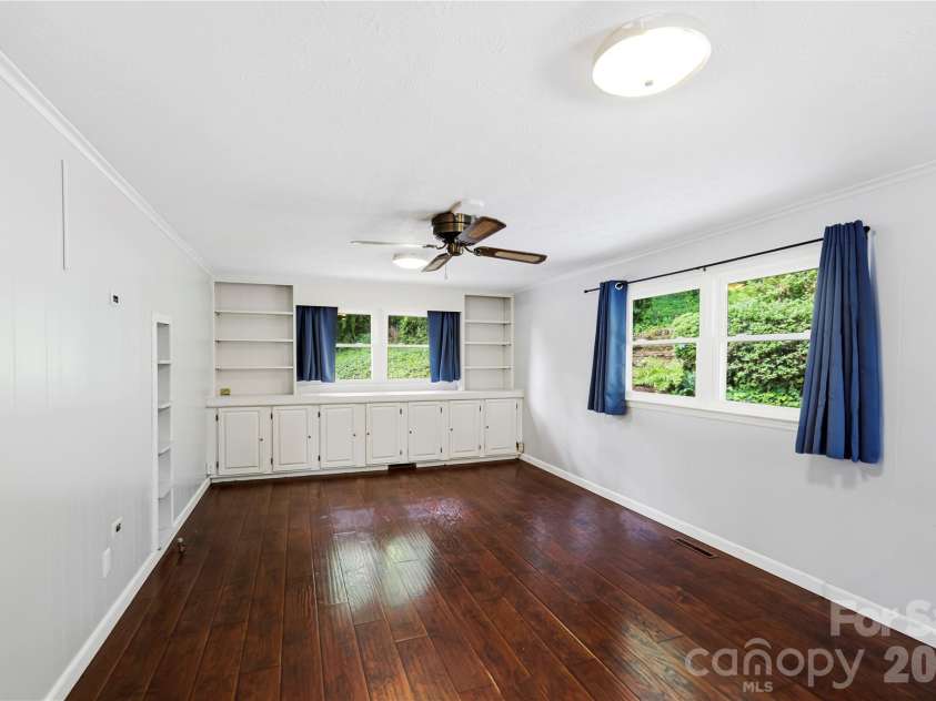 421 Comet Drive, Hendersonville, NC 28791.  MLS# CAR4390934, YatesRealty ID 34016. 