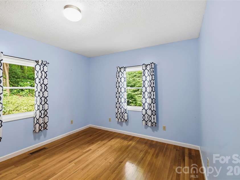 421 Comet Drive, Hendersonville, NC 28791.  MLS# CAR4390934, YatesRealty ID 34016. Bathroom 2