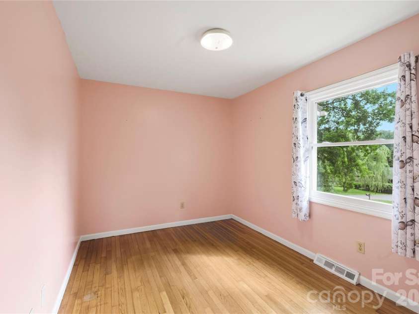 421 Comet Drive, Hendersonville, NC 28791.  MLS# CAR4390934, YatesRealty ID 34016. Bonus Room