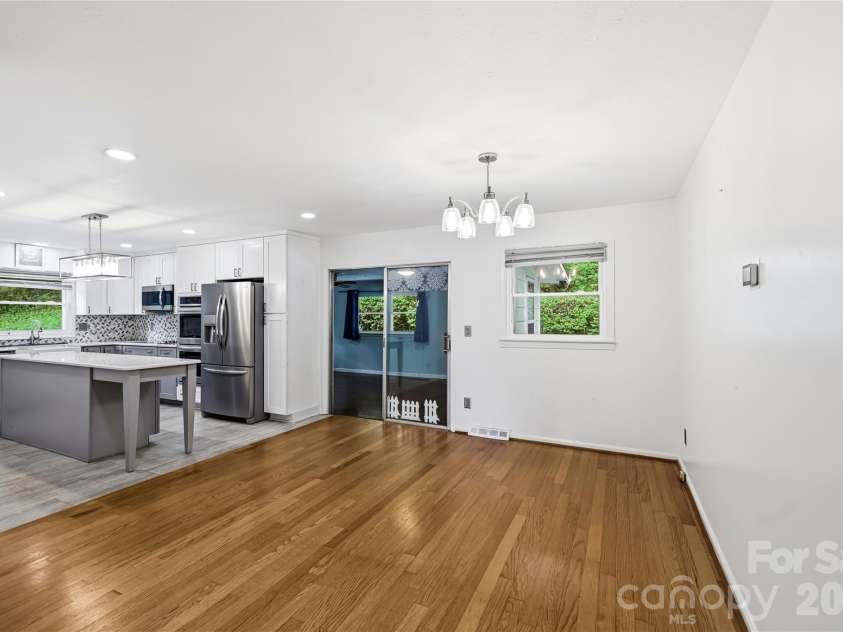 421 Comet Drive, Hendersonville, NC 28791.  MLS# CAR4390934, YatesRealty ID 34016. Dining Area