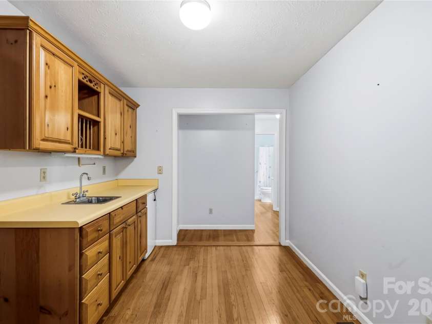 421 Comet Drive, Hendersonville, NC 28791.  MLS# CAR4390934, YatesRealty ID 34016. Kitchenette
