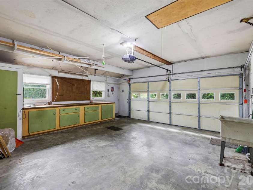 421 Comet Drive, Hendersonville, NC 28791.  MLS# CAR4390934, YatesRealty ID 34016. Main Level Garage