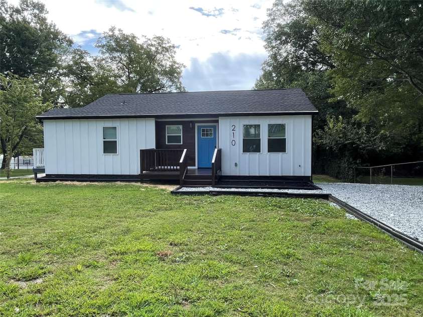 210 River Drive, Gaffney, SC 29340.  MLS# CAR4290099, YatesRealty ID 34017. 