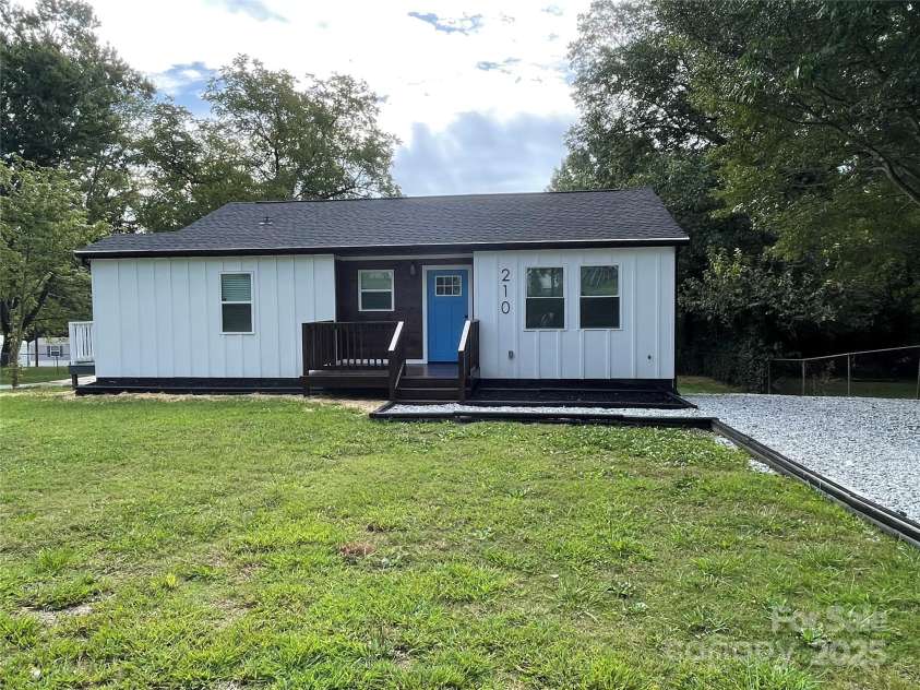 210 River Drive, Gaffney, SC 29340.  MLS# CAR4290099, YatesRealty ID 34017. 