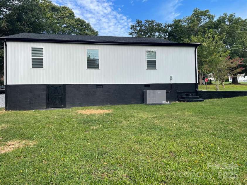 210 River Drive, Gaffney, SC 29340.  MLS# CAR4290099, YatesRealty ID 34017. 