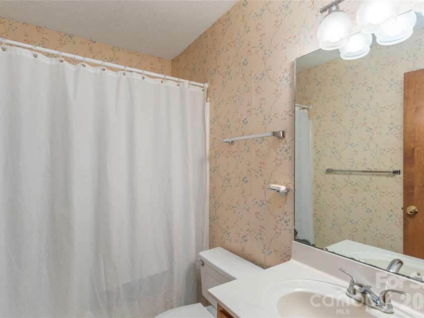33 Ravencroft Lane, Asheville, NC 28803.  MLS# CAR4395761, YatesRealty ID 34017. Bathroom - 2nd