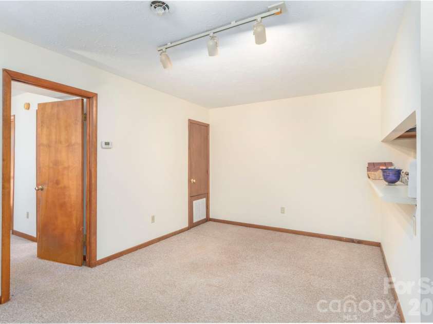 33 Ravencroft Lane, Asheville, NC 28803.  MLS# CAR4395761, YatesRealty ID 34017. Dining Area