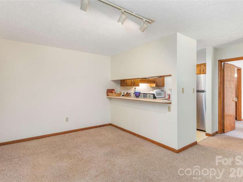 33 Ravencroft Lane, Asheville, NC 28803.  MLS# CAR4395761, YatesRealty ID 34017. Dining Area - Breakfast bar