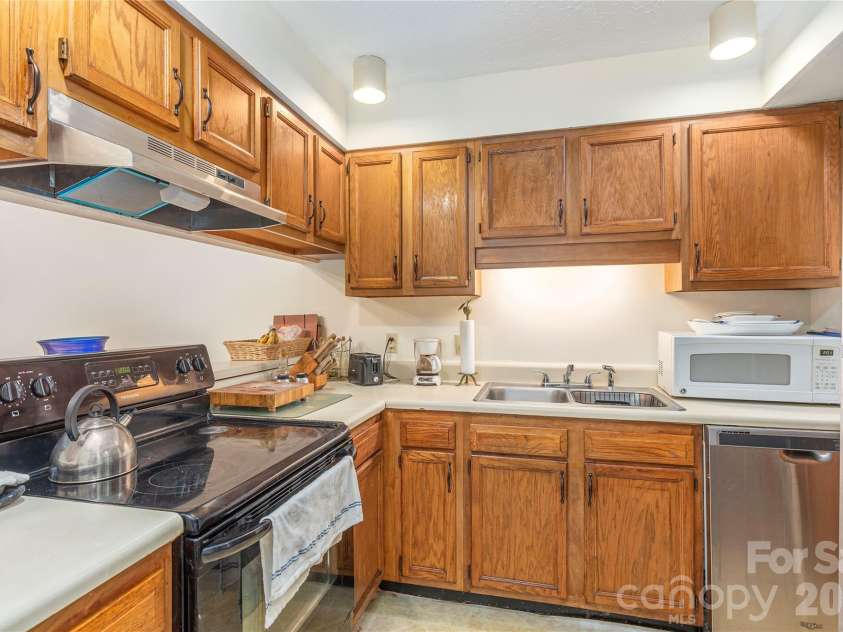 33 Ravencroft Lane, Asheville, NC 28803.  MLS# CAR4395761, YatesRealty ID 34017. Kitchen