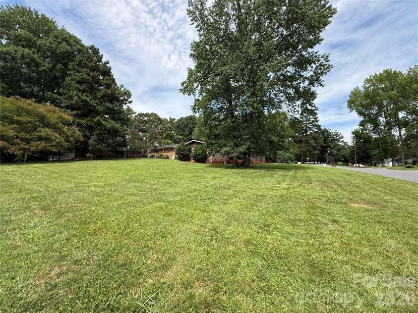 3930 Fircrest Drive, Charlotte, NC 28217.  MLS# CAR4397483, YatesRealty ID 34018. 