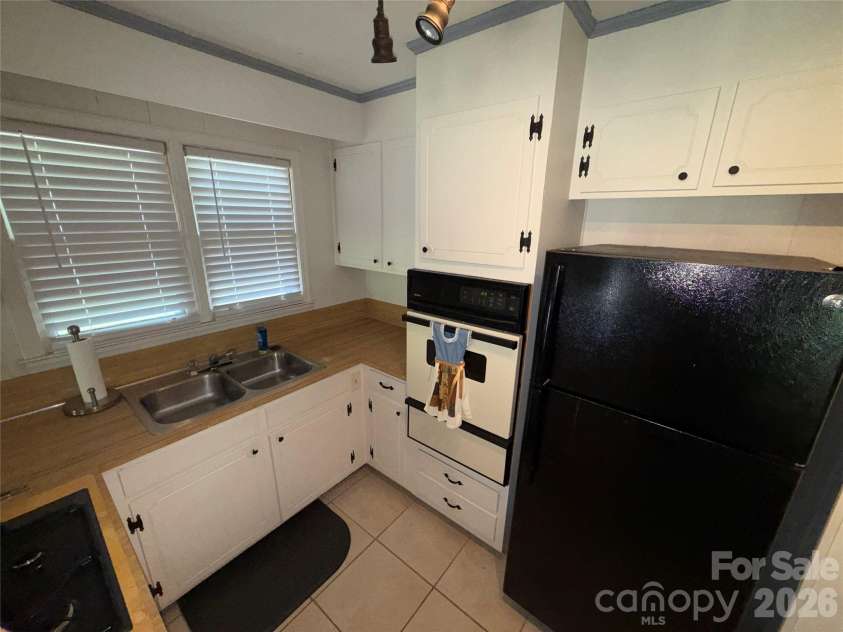 3930 Fircrest Drive, Charlotte, NC 28217.  MLS# CAR4397483, YatesRealty ID 34018. 