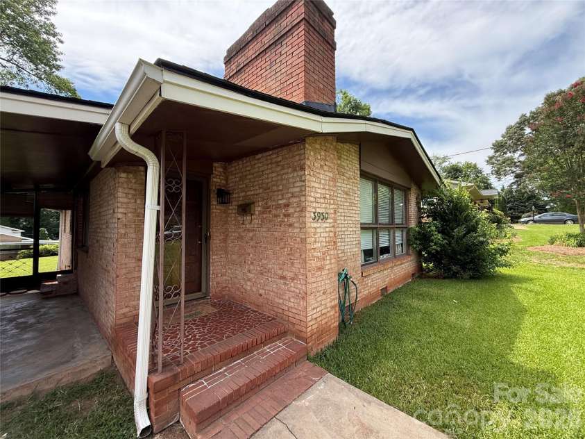 3930 Fircrest Drive, Charlotte, NC 28217.  MLS# CAR4397483, YatesRealty ID 34018. 
