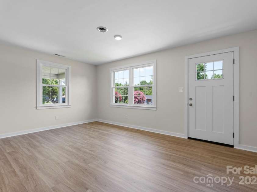 204 Shannonbrook Drive, Newton, NC 28658.  MLS# CAR4285136, YatesRealty ID 34019. 