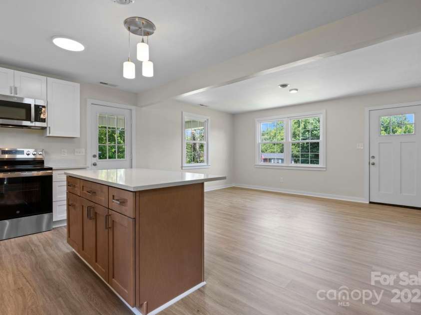 204 Shannonbrook Drive, Newton, NC 28658.  MLS# CAR4285136, YatesRealty ID 34019. 