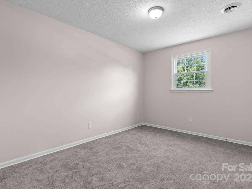 204 Shannonbrook Drive, Newton, NC 28658.  MLS# CAR4285136, YatesRealty ID 34019. 