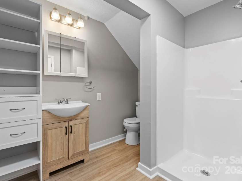 204 Shannonbrook Drive, Newton, NC 28658.  MLS# CAR4285136, YatesRealty ID 34019. 