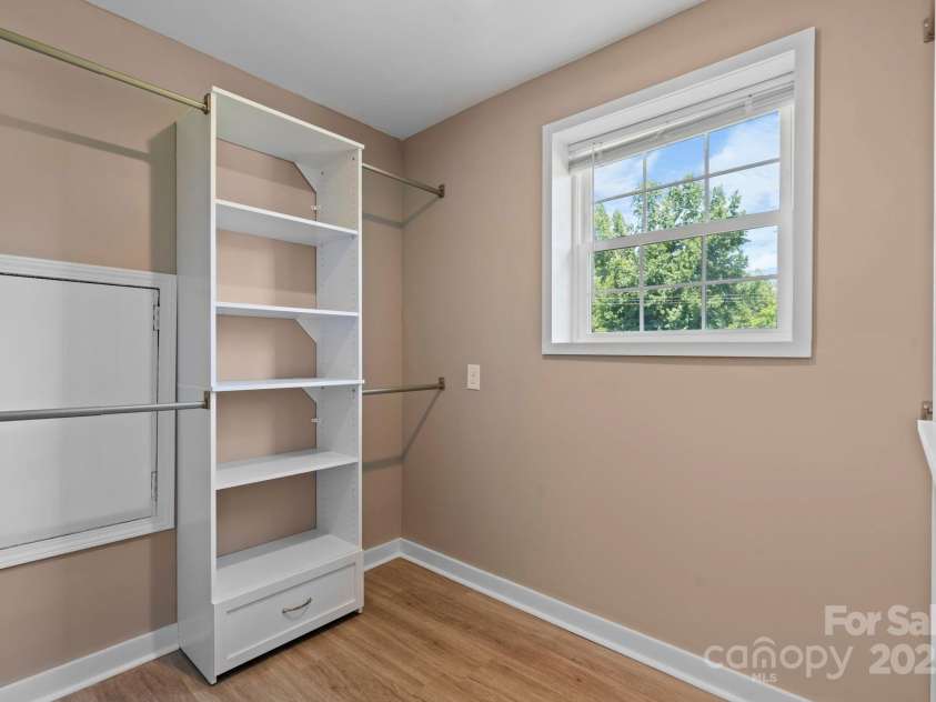 204 Shannonbrook Drive, Newton, NC 28658.  MLS# CAR4285136, YatesRealty ID 34019. 