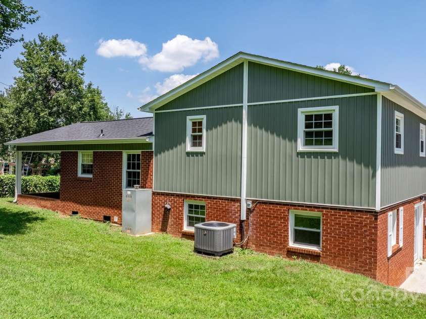 204 Shannonbrook Drive, Newton, NC 28658.  MLS# CAR4285136, YatesRealty ID 34019. 
