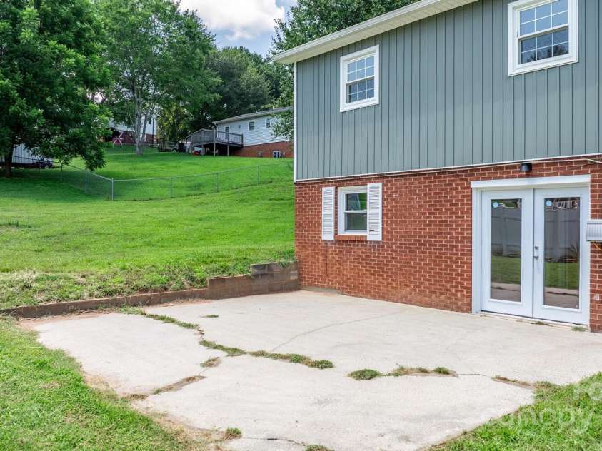 204 Shannonbrook Drive, Newton, NC 28658.  MLS# CAR4285136, YatesRealty ID 34019. 
